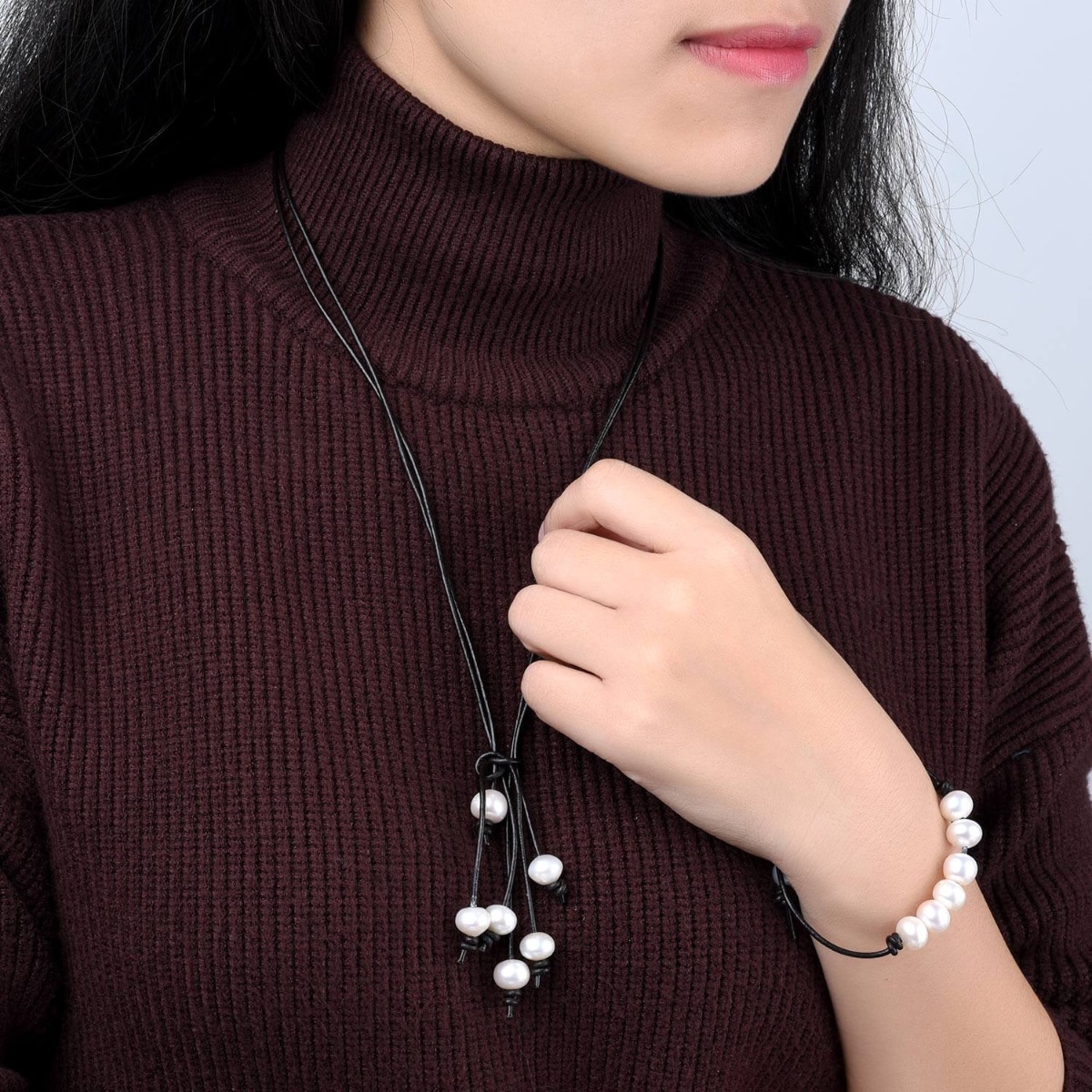 .Pearl Choker Necklace